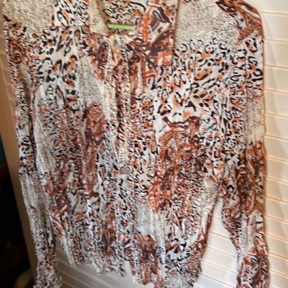 Milano Lightweight semi share button down blouse - Picture 5 of 6